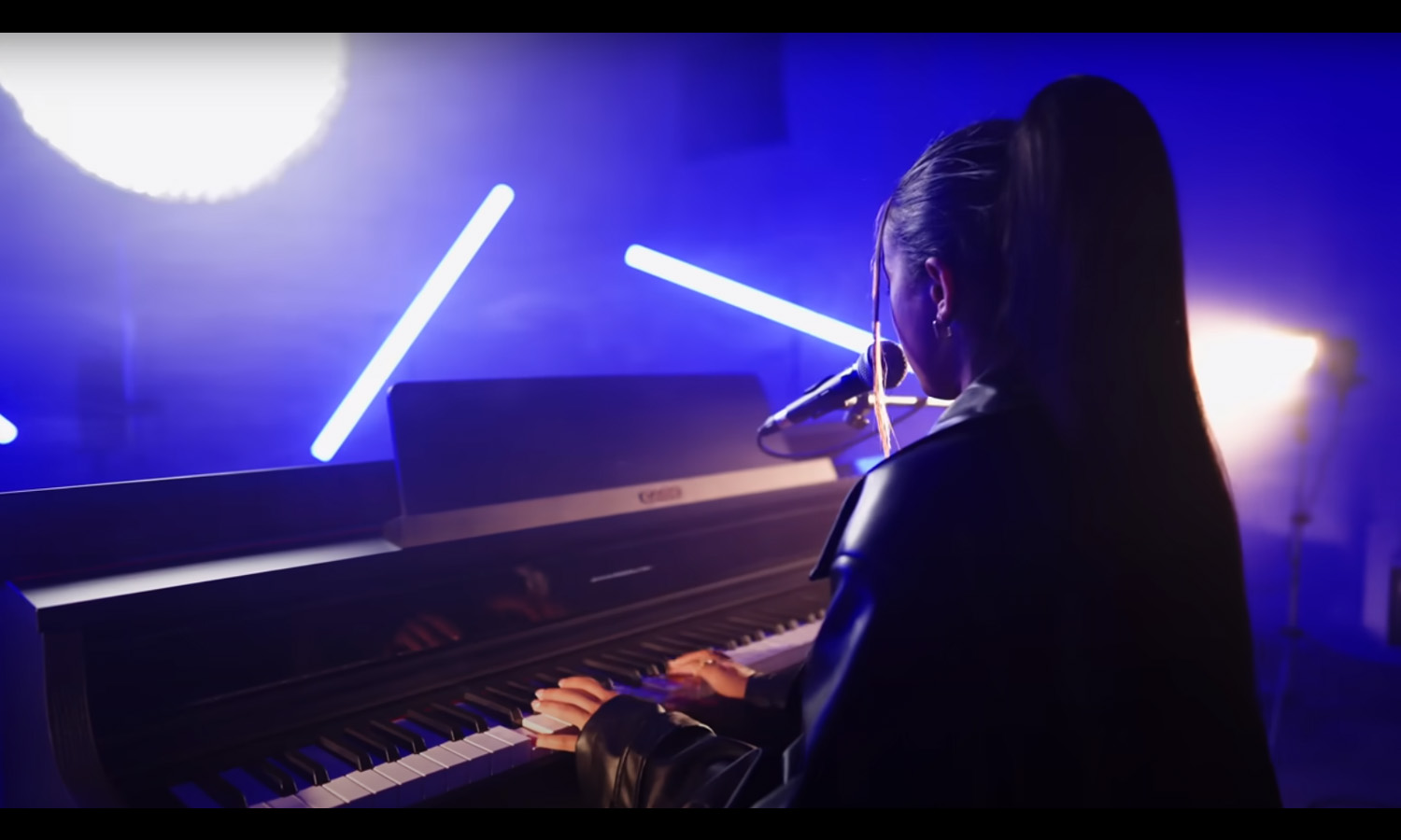 Imelda Gabs & Casio AP-750 (fot. YouTube / CASIO Music Europe)