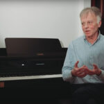 Jerzy Sterczyński i Casio AP-750 (fot. YouTube / CASIO Music Global)