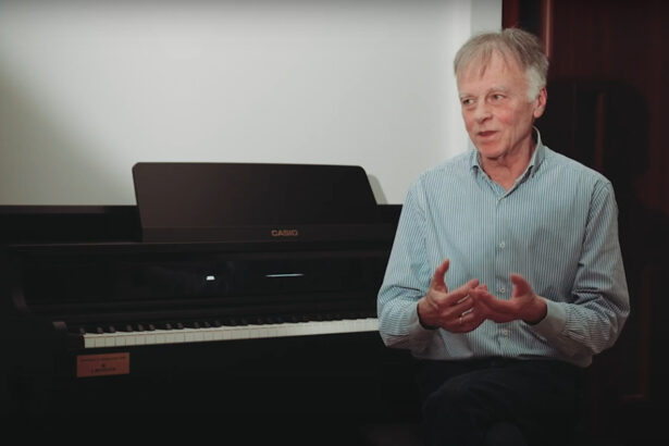 Jerzy Sterczyński i Casio AP-750 (fot. YouTube / CASIO Music Global)
