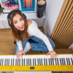 Kasia Majerczyk i pianino Casio PX-S7000HM (fot. Casio Music Polska)