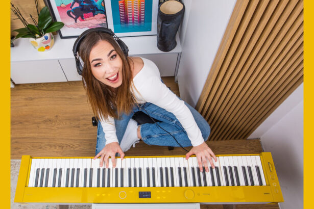 Kasia Majerczyk i pianino Casio PX-S7000HM (fot. Casio Music Polska)
