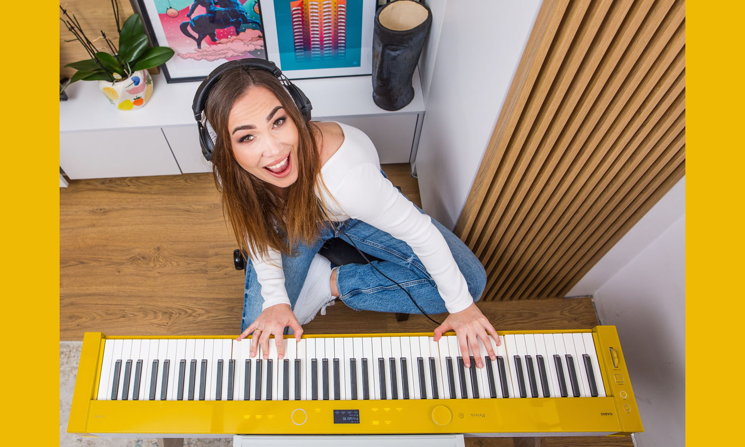Kasia Majerczyk i pianino Casio PX-S7000HM (fot. Casio Music Polska)