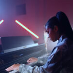 Imelda Gabs „Blue Wine” & Casio AP-750 (fot. YouTube / Casio Music Europe)