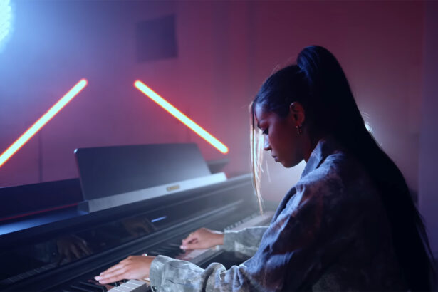 Imelda Gabs „Blue Wine” & Casio AP-750 (fot. YouTube / Casio Music Europe)