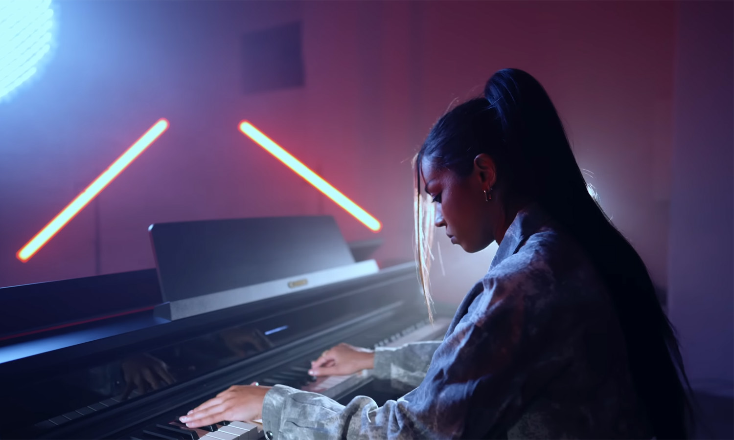 Imelda Gabs „Blue Wine” & Casio AP-750 (fot. YouTube / Casio Music Europe)