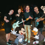 Simple Plan „Can You Feel The Love Tonight” (mat. prasowe Universal Music Polska)