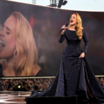 Adele na scenie na terenie Messe München w Monachium, 2 sierpnia 2024 roku (fot. Kevin Mazur / Getty Images for AD)