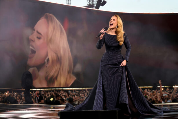 Adele na scenie na terenie Messe München w Monachium, 2 sierpnia 2024 roku (fot. Kevin Mazur / Getty Images for AD)
