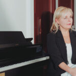 Joanna Ławrynowicz-Just i Casio AP-750 (fot. YouTube / Casio Music Global)