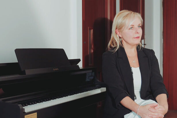 Joanna Ławrynowicz-Just i Casio AP-750 (fot. YouTube / Casio Music Global)