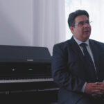 Gábor Farkas & Casio AP-750 (fot. YouTube / CASIO Music Global)