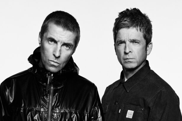 Oasis / Liam i Noel Gallagher (fot. Simon Emmett)