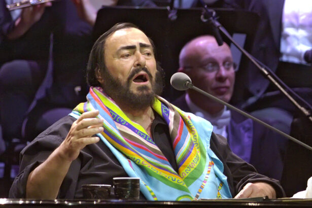 Luciano Pavarotti w Belgradzie w 2005 roku (fot. Marko Rupena / Shutterstock.com)