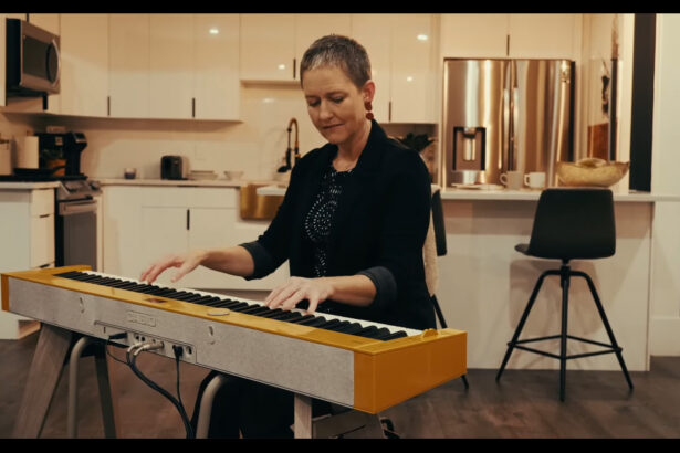 Rebecca Cline i Casio PX-S7000 (fot. YouTube / CASIO Music Global)