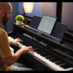 Leon Thomasian i Casio AP-750 (fot. YouTube / Casio Music Gear)