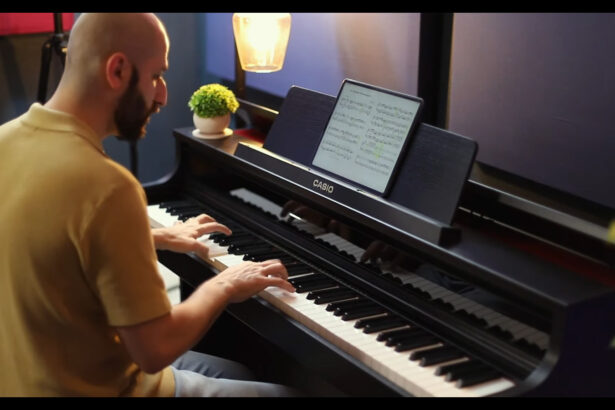 Leon Thomasian i Casio AP-750 (fot. YouTube / Casio Music Gear)
