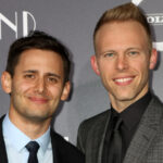 Benj Pasek i Justin Paul w 2016 roku (fot. Kathy Hutchins / Shutterstock.com)
