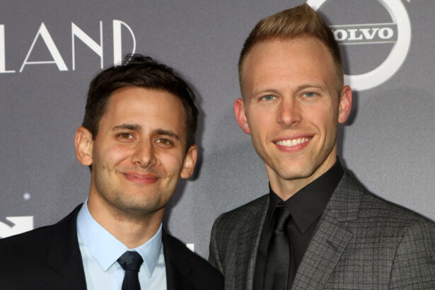 Benj Pasek i Justin Paul w 2016 roku (fot. Kathy Hutchins / Shutterstock.com)