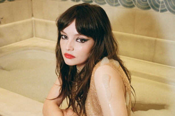 Lauren Mayberry „Something In The Air” (fot. Charlotte Patmore)