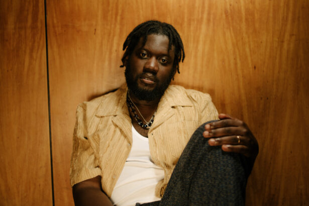 Michael Kiwanuka „Small Changes” (fot. Marco Grey / mat. prasowe Universal Music Polska)