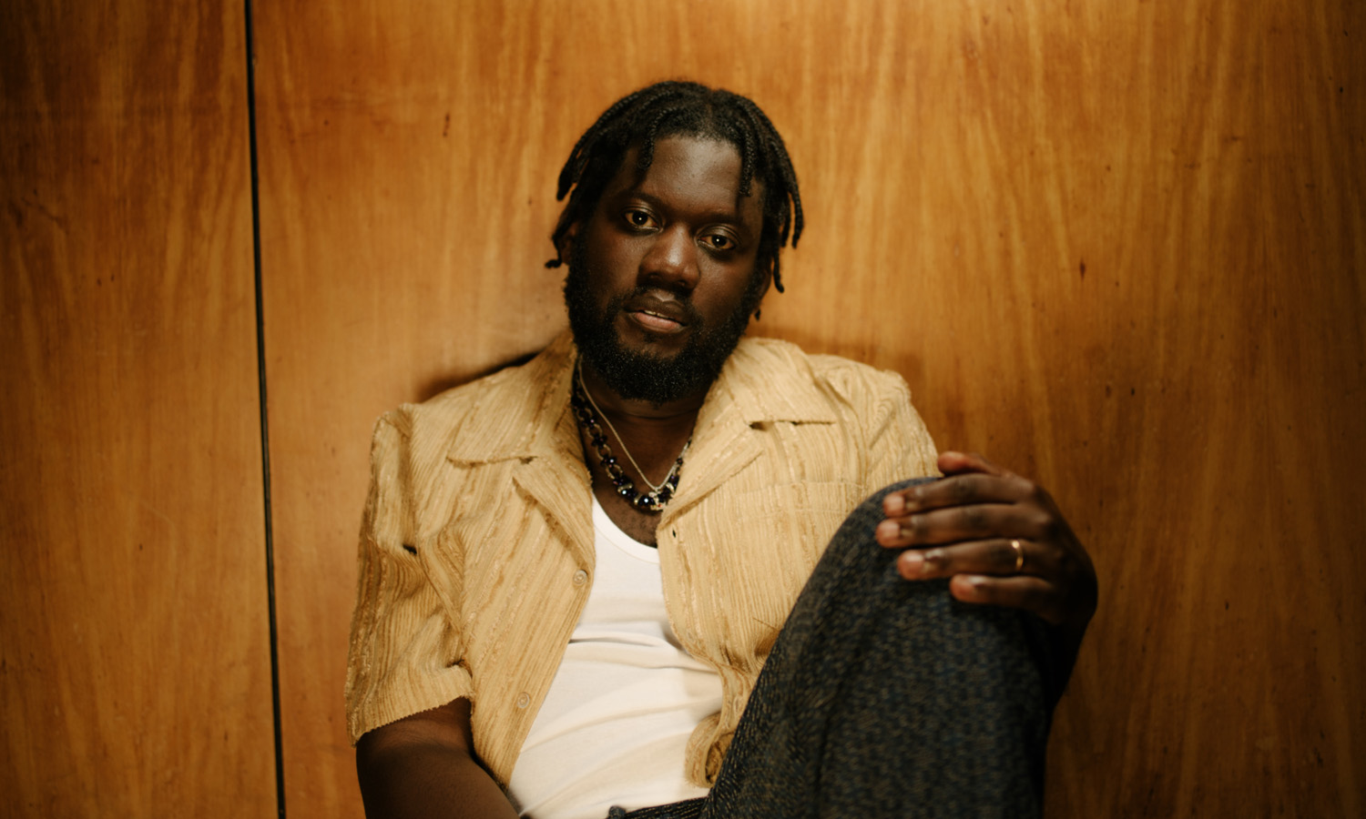 Michael Kiwanuka „Small Changes” (fot. Marco Grey / mat. prasowe Universal Music Polska)