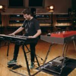 Simon Oslender & Yamaha YC-25D YC73 (fot. YouTube / Yamaha Synths Official)