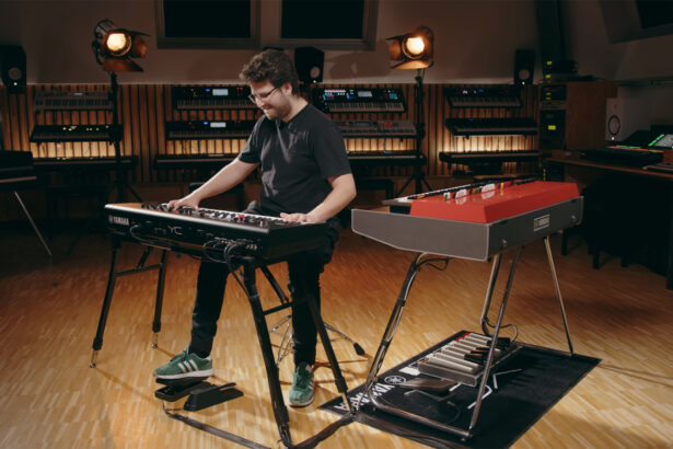 Simon Oslender & Yamaha YC-25D YC73 (fot. YouTube / Yamaha Synths Official)