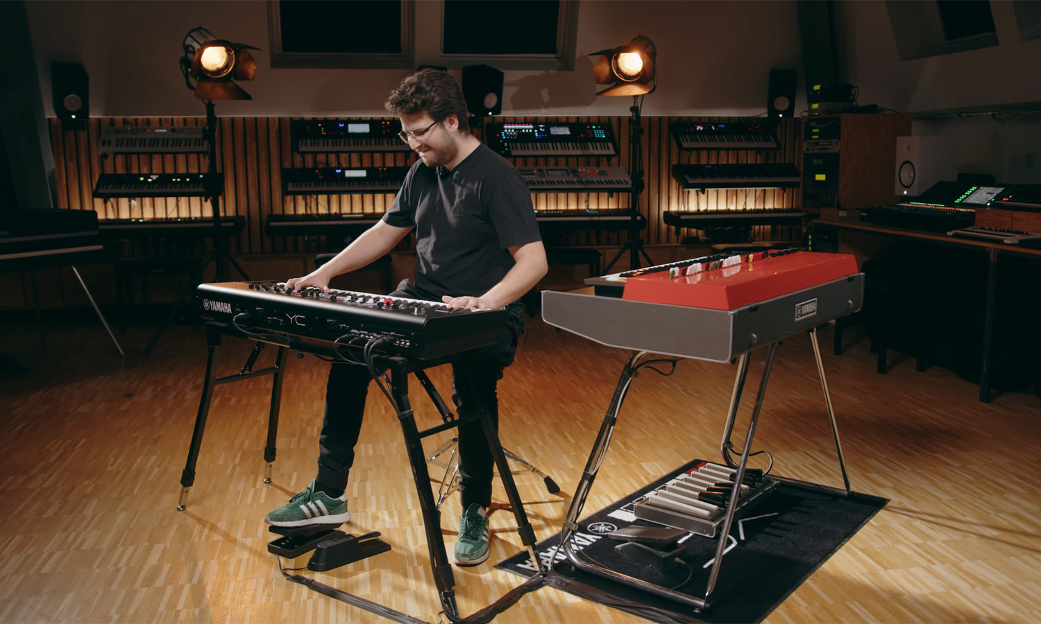 Simon Oslender & Yamaha YC-25D YC73 (fot. YouTube / Yamaha Synths Official)