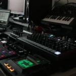 Sprzęt do produkcji muzyki elektronicznej w studiu nagrań – samplery i syntezatory.
