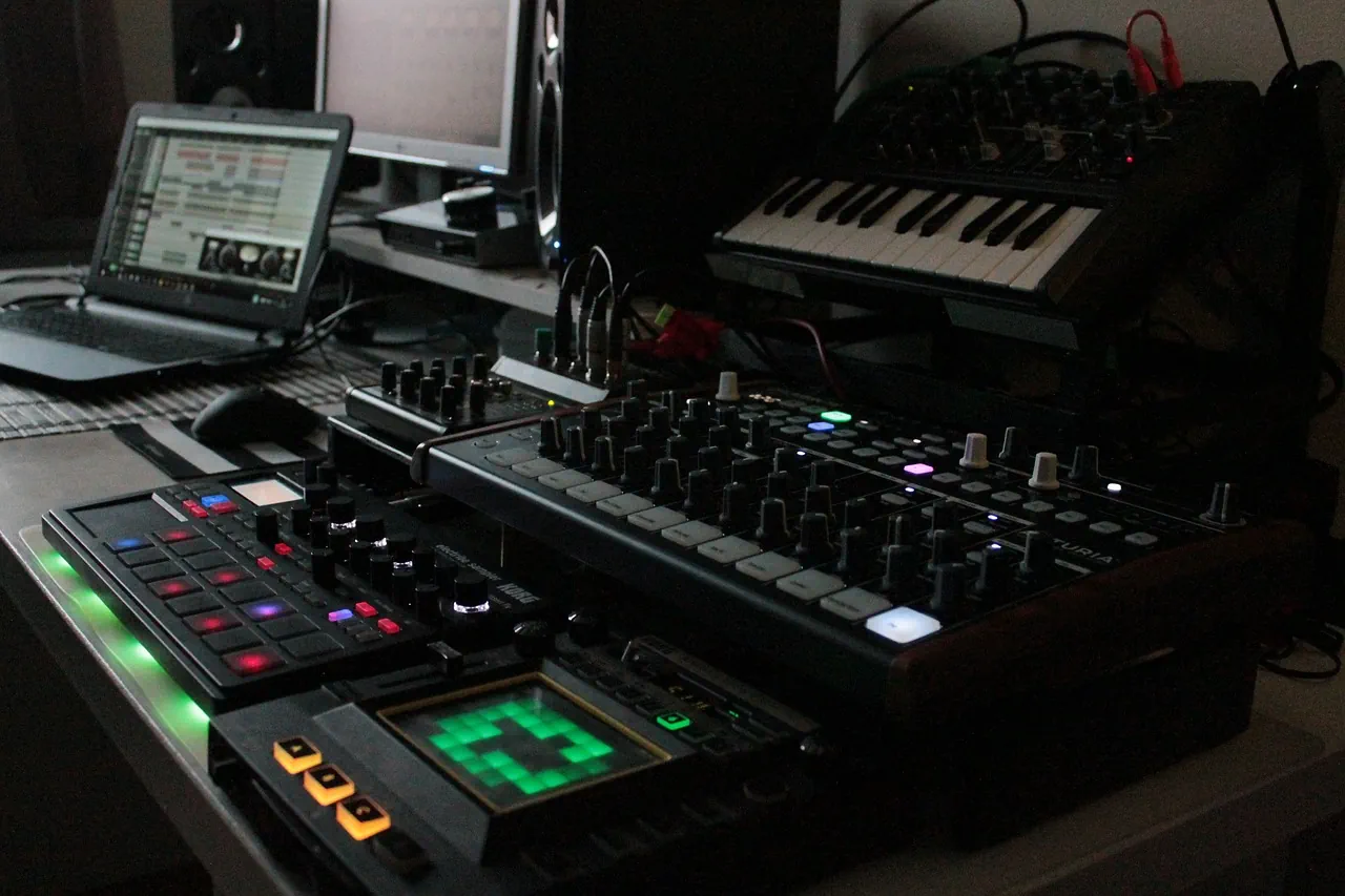 Sprzęt do produkcji muzyki elektronicznej w studiu nagrań – samplery i syntezatory.