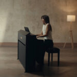 Katrina Suroveca & Casio AP-300 (fot. YouTube / CASIO Music Europe)