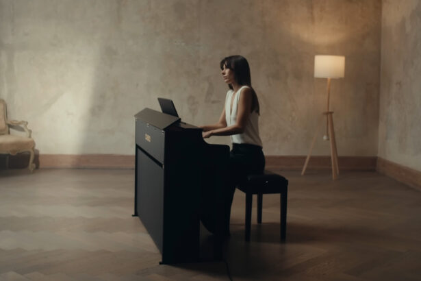 Katrina Suroveca & Casio AP-300 (fot. YouTube / CASIO Music Europe)