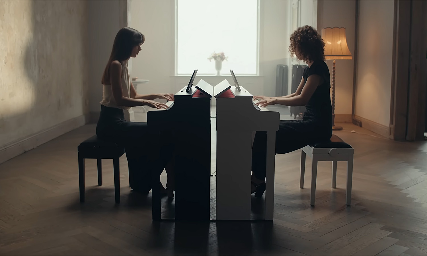 Katrina Suroveca i Pavlina Gusheva + Casio AP-300 (fot. YouTube / CASIO Music Europe)