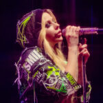 Avril Lavigne i Sennheiser SKM 5200 (fot. Skyler Barberio)