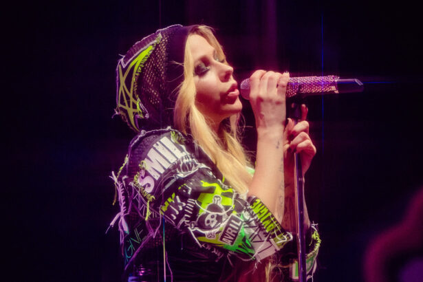 Avril Lavigne i Sennheiser SKM 5200 (fot. Skyler Barberio)