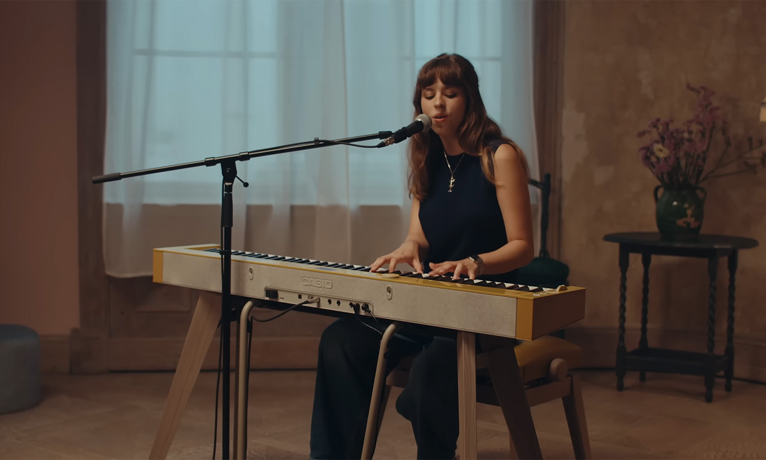 Margo „Leather Jacket” & Casio PX-S7000 (fot. YouTube / CASIO Music Europe)