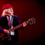 Angus Young podczas koncertu AC/DC w 2024 roku (fot. Ben Houdijk / Shutterstock.com)