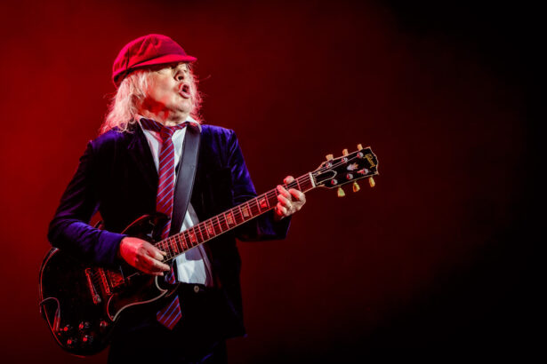 Angus Young podczas koncertu AC/DC w 2024 roku (fot. Ben Houdijk / Shutterstock.com)
