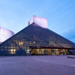siedziba Rock and Roll Hall of Fame w Ohio (fot. Showcase Imaging / Shutterstock.com)