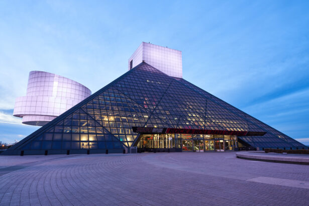 siedziba Rock and Roll Hall of Fame w Ohio (fot. Showcase Imaging / Shutterstock.com)