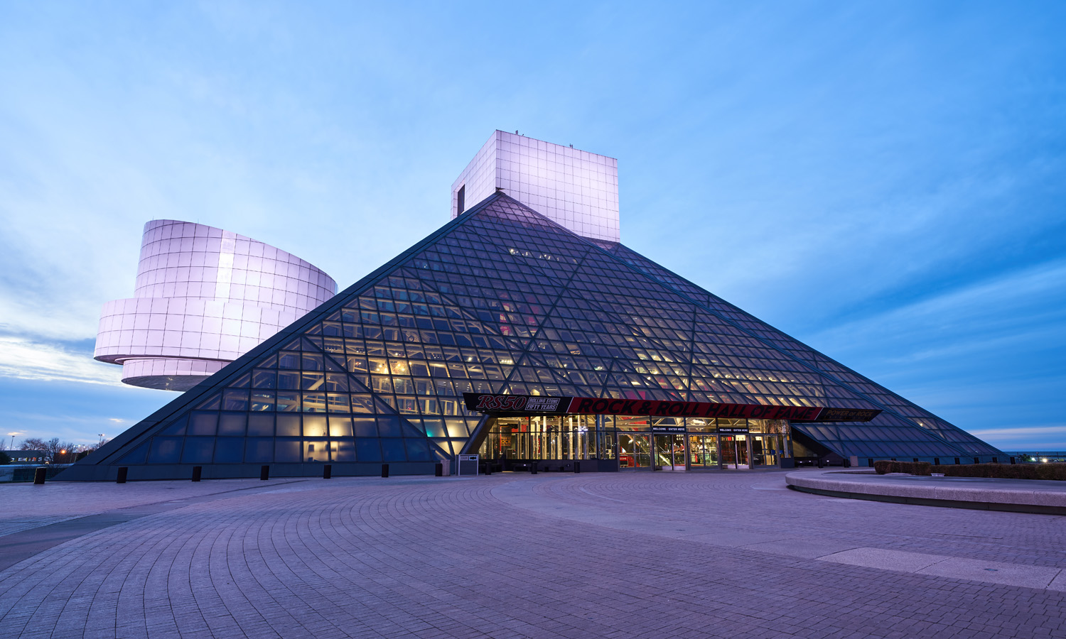siedziba Rock and Roll Hall of Fame w Ohio (fot. Showcase Imaging / Shutterstock.com)