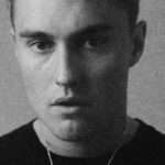 Sam Fender „Arm’s Length” (fot. Sarah Louise Bennett)
