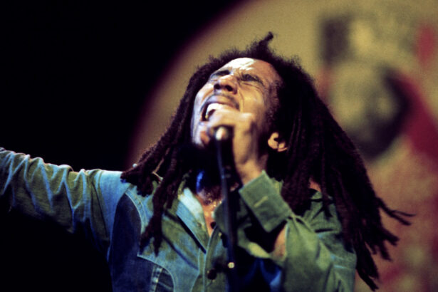 Bob Marley w 1977 roku (fot. Adrian Boot)