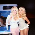 Sabrina Carpenter i Dolly Parton „Please Please Please” (mat. prasowe Universal Music Polska)