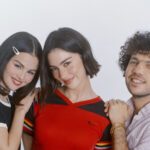 Selena Gomez Gracie Abrams benny blanco „Call Me When You Break Up” (fot. Aidan Cullen / mat. prasowe Universal Music Polska)