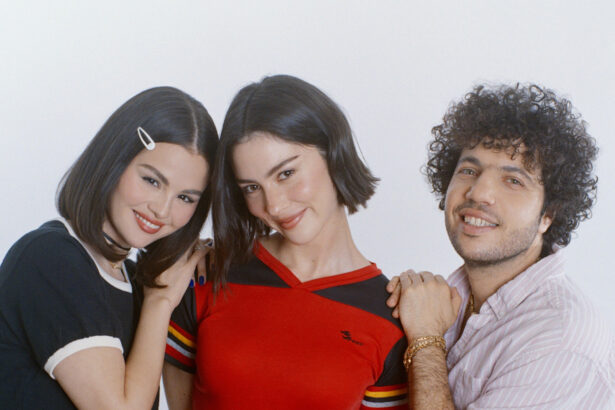 Selena Gomez Gracie Abrams benny blanco „Call Me When You Break Up” (fot. Aidan Cullen / mat. prasowe Universal Music Polska)