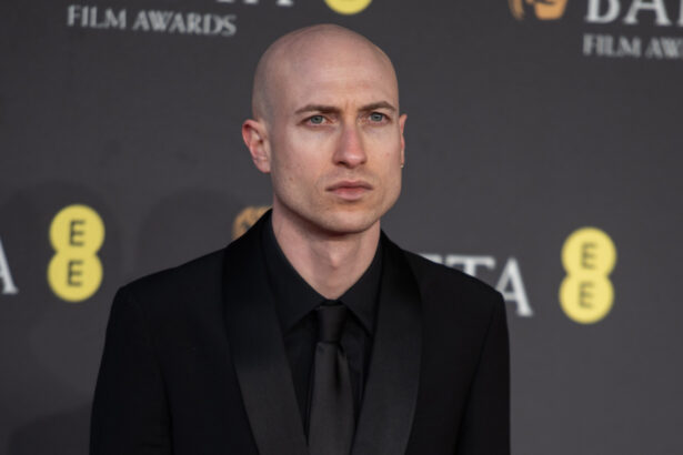 Daniel Blumberg na gali BAFTA w Londynie w 2025 roku (fot. Loredana Sangiuliano / Shutterstock.com)