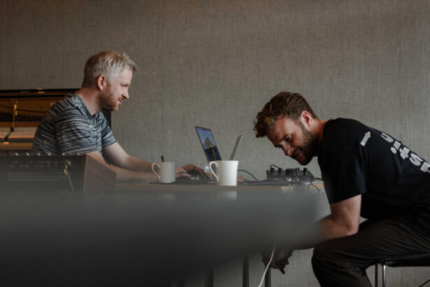 Ólafur Arnalds & Talos (fot. Bríd O'Donovan / mat. prasowe Universal Music Polska)