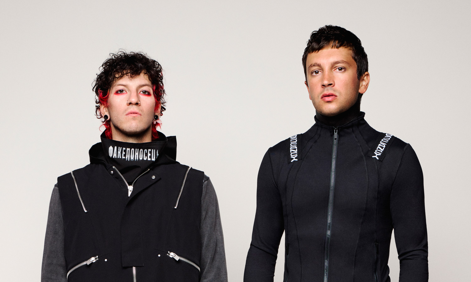 Twenty One Pilots „Breach” (fot. Fabien Kruszelnicki / mat. prasowe Warner Music Poland)