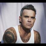 Robbie Williams „Spies” (mat. prasowe Sony Music Entertainment Poland)